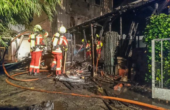 40 Feuerwehrleute im Einsatz: Bewohnerin gerettet / Polizei spricht von Brandstiftung