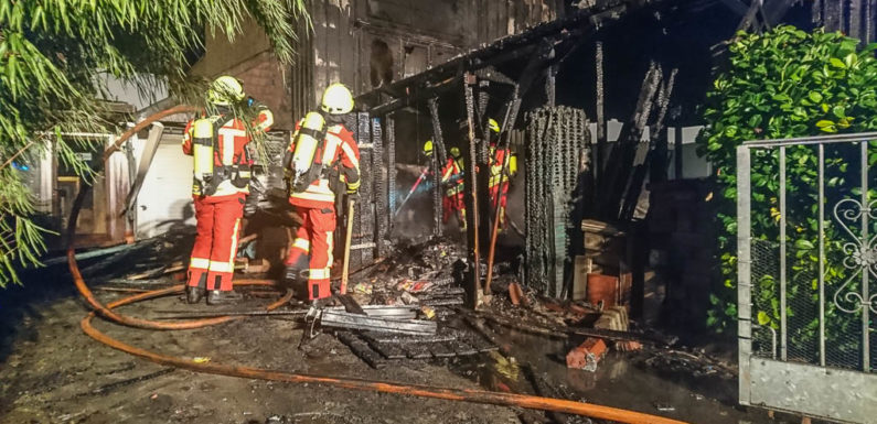 40 Feuerwehrleute im Einsatz: Bewohnerin gerettet / Polizei spricht von Brandstiftung