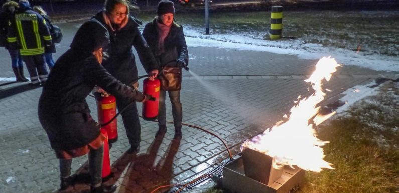 Feuer, Rauch und Explosion: Erzieherinnen lernen Umgang mit Feuerlöschern und proben den Ernstfall