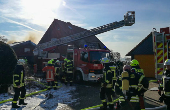 Meinsen: Feuerwehr löscht brennenden Carport
