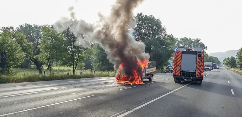 Bad Eilsen: Transporter brennt auf B 83 aus