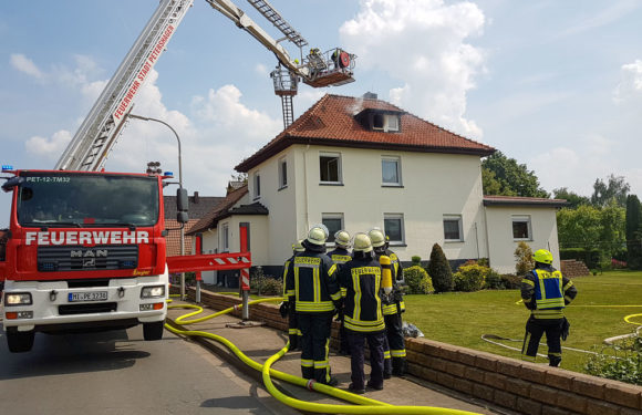 Dachstuhlbrand in Berenbusch sorgt für Feuerwehr-Großeinsatz: Bewohnerin gerettet