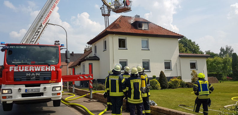 Dachstuhlbrand in Berenbusch sorgt für Feuerwehr-Großeinsatz: Bewohnerin gerettet