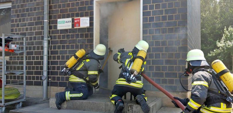 Extremtraining für Ehrenamtliche: Feuerwehrleute üben bei 800 Grad Hitze