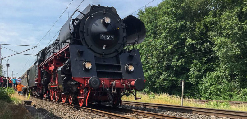 Unterwegs nach Goslar: Feuerwehr Haste hilft Dampflok in Not