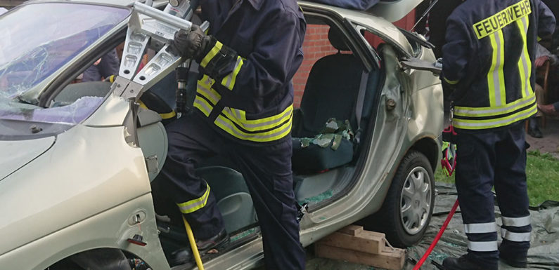 Feuerwehr Nienbrügge übt Umgang mit Hilfeleistungsgerät