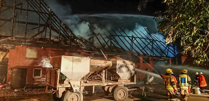 Rinteln: Bauernhaus mit Stall abgebrannt – Feuerwehren im Großeinsatz