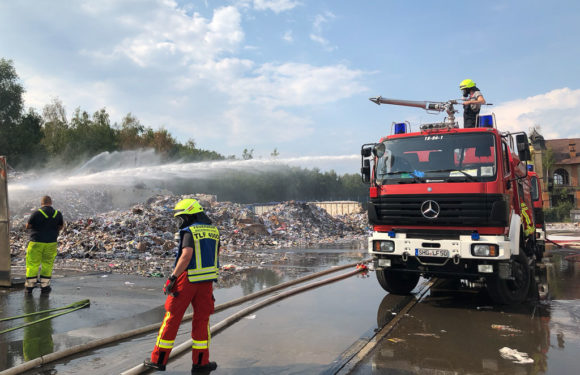 Großbrand bei Tönsmeier: Rund 200 Feuerwehrleute im Einsatz