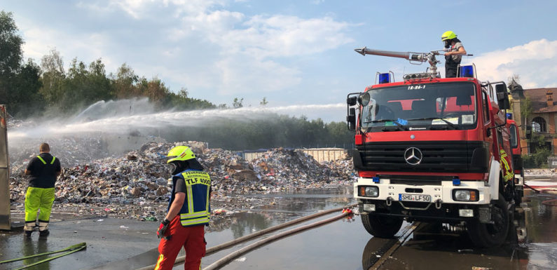 Großbrand bei Tönsmeier: Rund 200 Feuerwehrleute im Einsatz