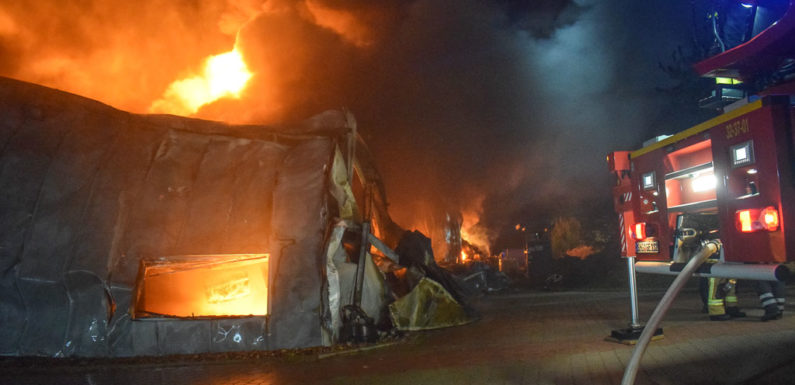 188 Feuerwehrleute im Einsatz: Industriehalle in Nienstädt brennt nieder