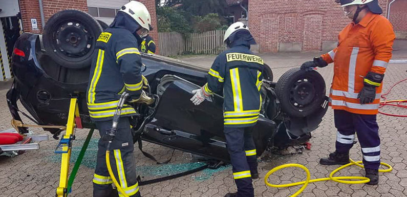 Auto liegt auf Dach: Feuerwehr Haste übt für den Ernstfall