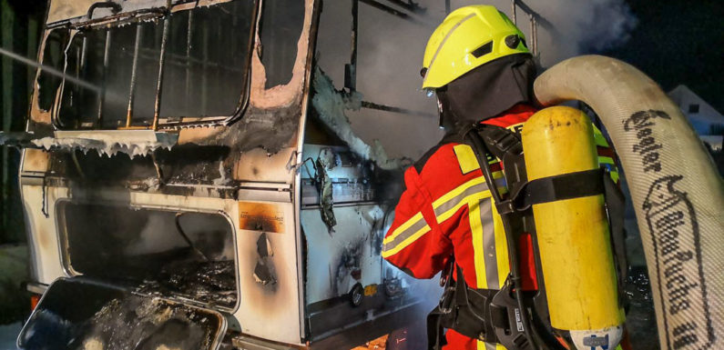 Drei Einsätze für Feuerwehr: Person gerettet, Mülltonnen gelöscht, Wohnmobilbrand bekämpft