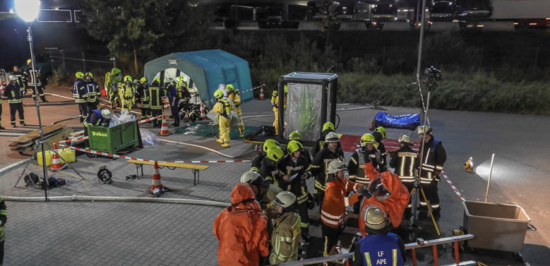 Chemikalie läuft aus: Über 140 Feuerwehrleute in Lauenau im Einsatz