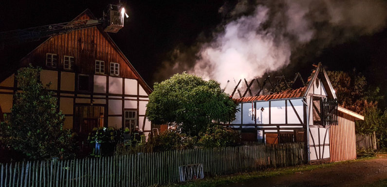 Großeinsatz für Feuerwehr in Röcke: Scheunenbrand, eine verletzte Person