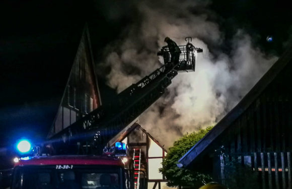 Feuerwehren löschen brennendes Scheunengebäude in Röcke
