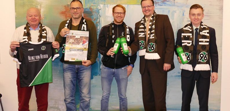 Volksbank in Schaumburg unterstützt 96-Fußballschule beim VfR Evesen