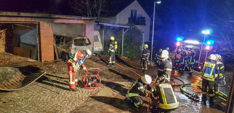 Brennende Garage sorgt für nächtlichen Feuerwehreinsatz