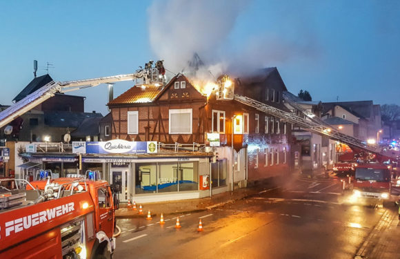 120 Einsatzkräfte bei Dachstuhlbrand in der Bückeburger Innenstadt: Feuerwehr rettet Bewohner
