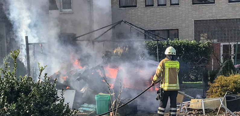 Feuerwehreinsatz in Enzen: Pavillon und Holz in Flammen