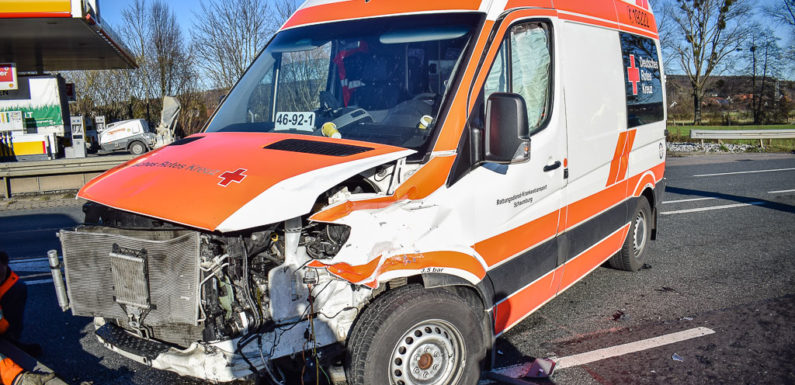 Rettungswagen stößt mit VW Caddy zusammen: Schwerer Unfall mit sechs Verletzten auf B 83