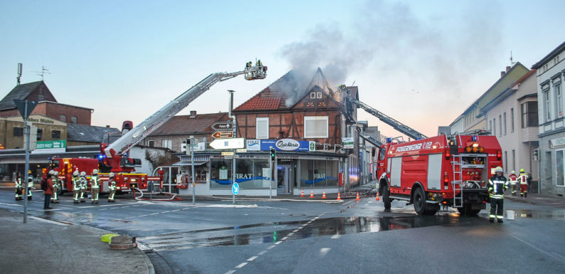 Bückeburg: Haus in Flammen, Obertorstraße wegen Feuerlöscharbeiten gesperrt