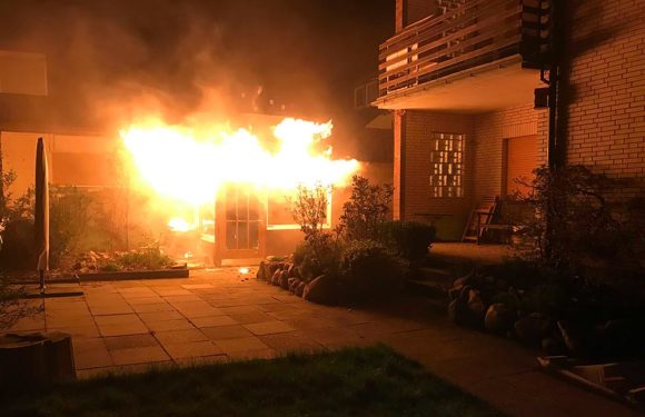 Feuerwehr im Einsatz: Laubenbrand droht, auf Wohnhäuser überzugreifen