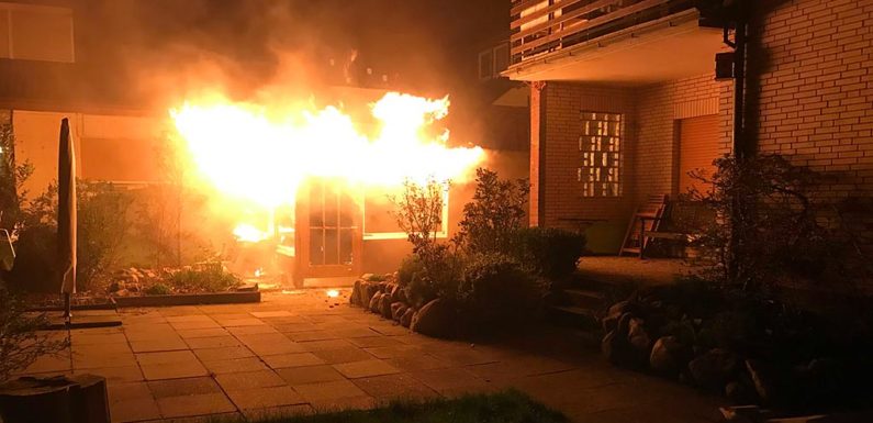 Feuerwehr im Einsatz: Laubenbrand droht, auf Wohnhäuser überzugreifen