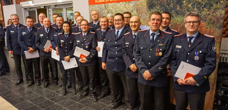 13 Feuerwehrleute für besondere Leistungen ausgezeichnet