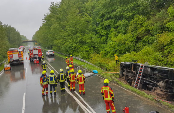 Mehrstündiger Feuerwehreinsatz: Schwerer LKW-Unfall auf der B65 in Bückeburg