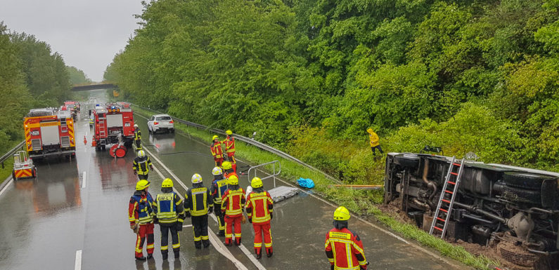 Mehrstündiger Feuerwehreinsatz: Schwerer LKW-Unfall auf der B65 in Bückeburg