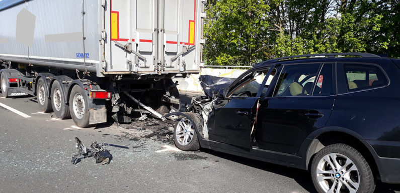 Schwerer Unfall auf B65: Autofahrer (50) fährt auf Stauende auf