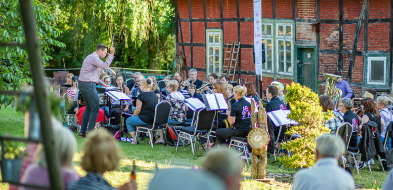 Blasorchester Krainhagen verabschiedet sich mit stimmungsvollem Picknick-Konzert in die Sommerpause