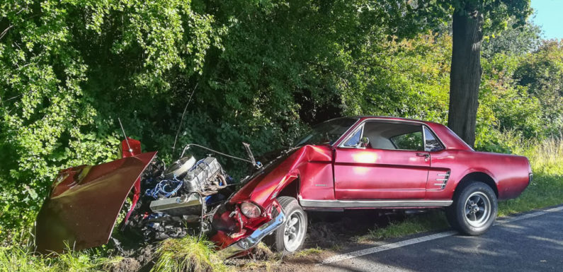 Auetal: Ford Mustang und Seat Altea stoßen zusammen – vier Verletzte