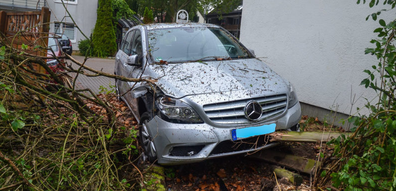 Teure Einpark-Korrektur: Auto stand schief in Parkbucht