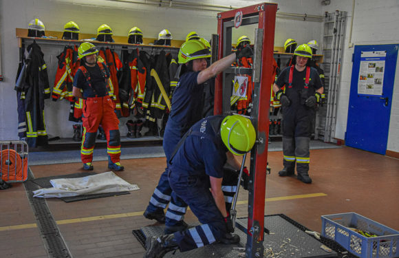 Taktische Türöffnung im Brandeinsatz: Sonderausbildung bei der Feuerwehr Bückeburg