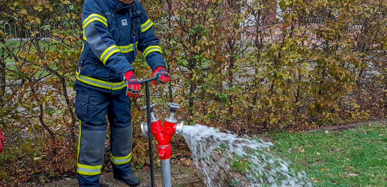Feuerwehren der Stadt Bückeburg überprüfen Hydranten im Stadtgebiet
