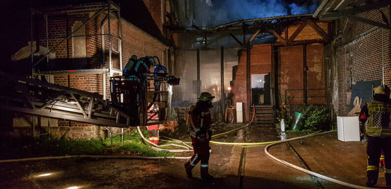 Bückeburg: Großeinsatz für Feuerwehren bei Kronenwerke-Brand