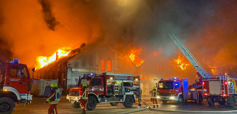 Großbrand zerstört Lagerhalle in Stadthagen: Über 300 Feuerwehrleute im Einsatz