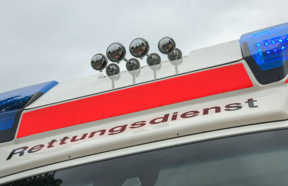 Zwischen Bückeburg und Achum: Autofahrer fährt unbeleuchteten Mofafahrer an