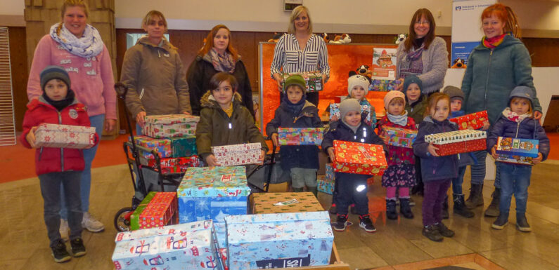 Kindergarten Bergkrug und Volksbank spenden für „Weihnachten im Schuhkarton“