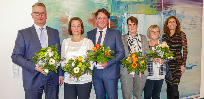 Volksbank in Schaumburg gratuliert Mitarbeitern zum Jubiläum: Vorstand dankt Jubilaren für berufliches Engagement