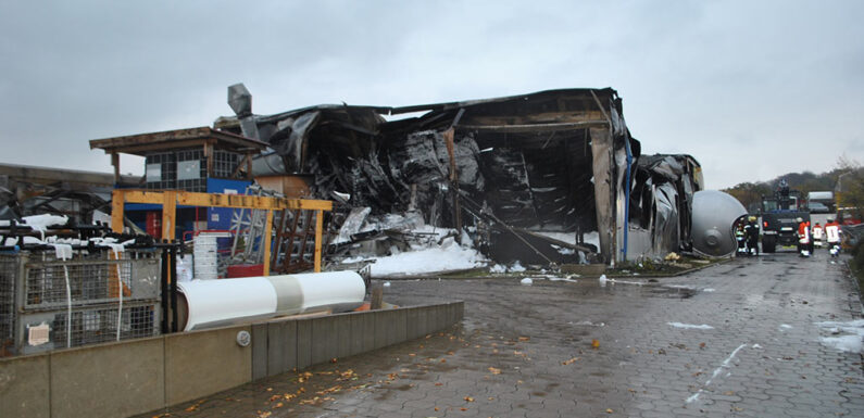 Nienstädt: Feuer in Fabrikhalle und Bürogebäude