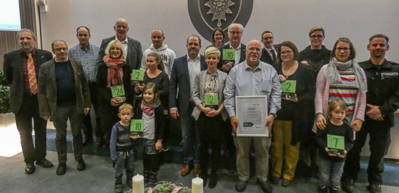 Acht grüne Hausnummern im Landkreis Schaumburg ausgezeichnet