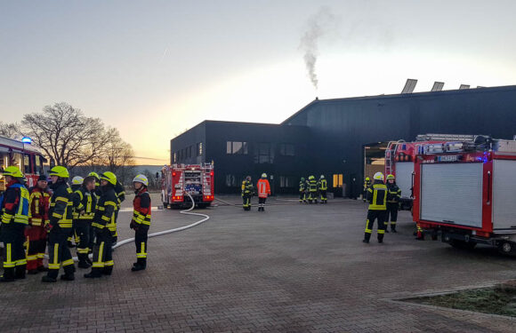 Brennende Industriemaschine bei Pinta Abdichtung sorgt für Feuerwehreinsatz