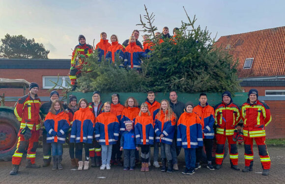 Bückeburger Jugendfeuerwehren sammeln über 2.000 Weihnachtsbäume ein