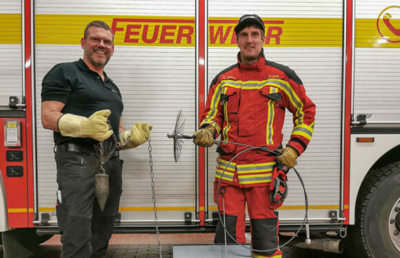 Schornsteinfegermeister Kai Alack zu Besuch bei Feuerwehr Bückeburg-Stadt