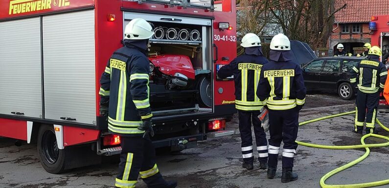 Wiedenbrügge: Feuerwehr löscht brennenden PKW