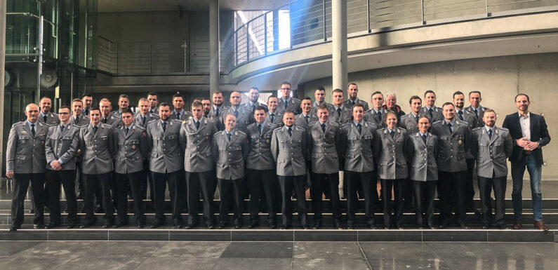 Offiziere des Internationalen Hubschrauberausbildungszentrums Bückeburg zu Besuch im Deutschen Bundestag