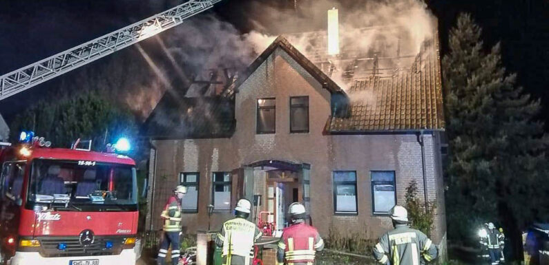Feuerwehr löscht brennendes Einfamilienhaus in Heeßen