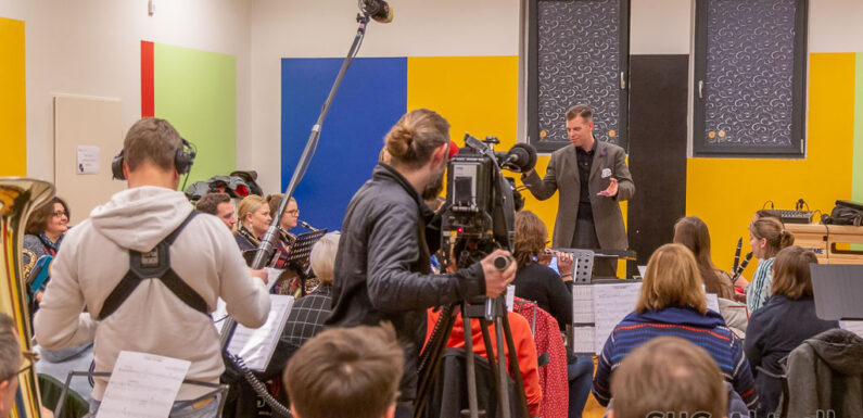 Dreharbeiten während der Probe: RTL zu Besuch beim Blasorchester Krainhagen